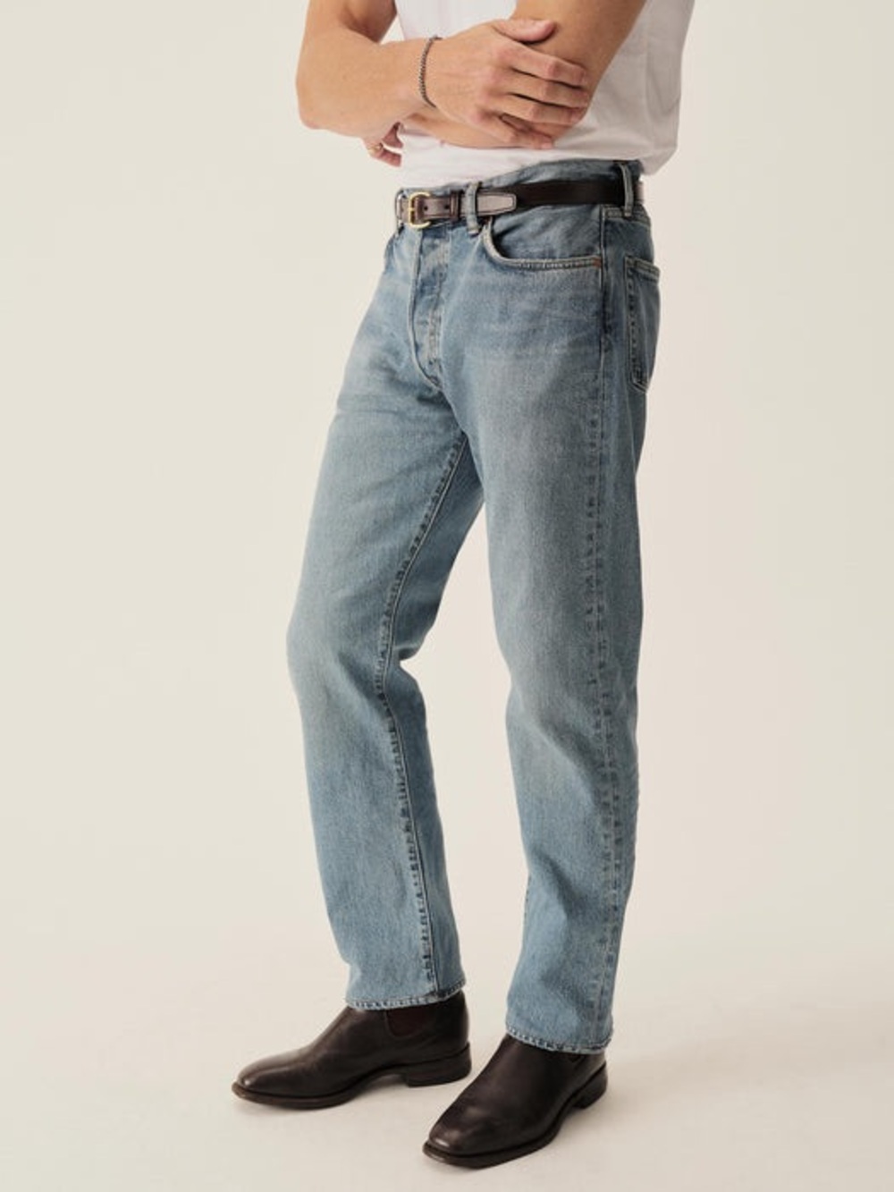 BUCK MASON standard fit / medium light wash jeans size 31